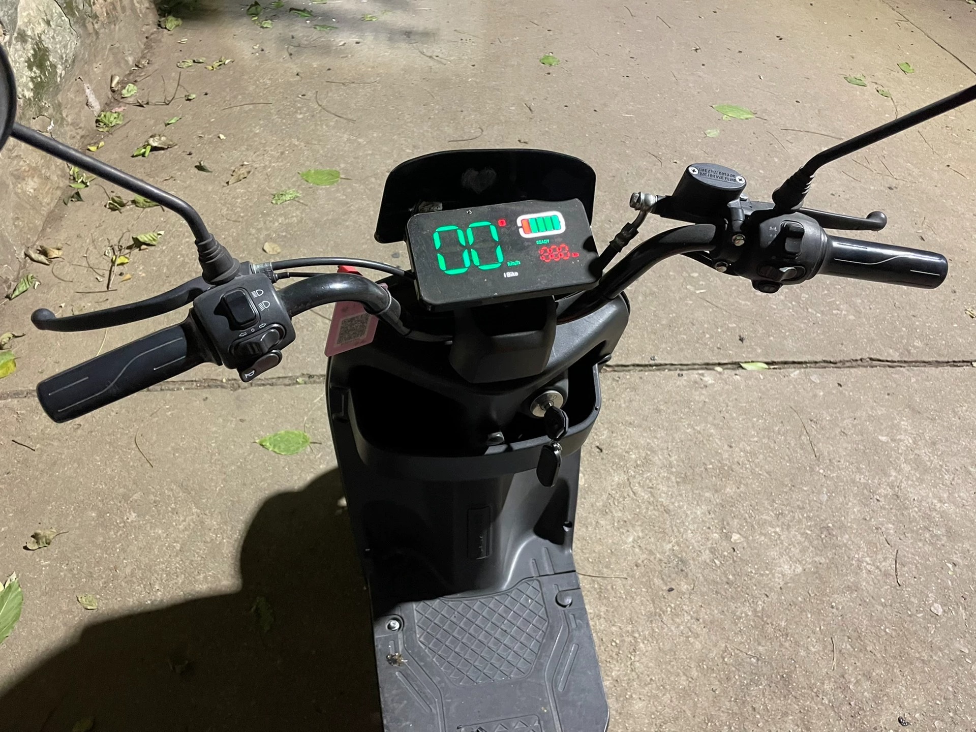 出个人闲置电动车，真牌不怕交警，没怎么骑，才2000公里，电池续航40来公里，48v20a的铅酸电池，因为骑得少所以压灰了，天气冷了不想再骑了，所以打算出售
